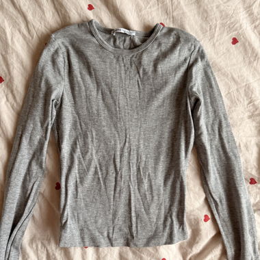 Graues Langarmshirt