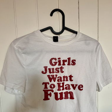 weisses T-Shirt (girls just want to have fun)