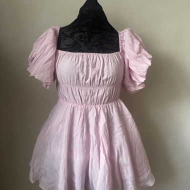 Pink short-sleeve dress with puff sleeves