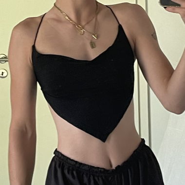 Top Corto Nero con Schiena Scoperta