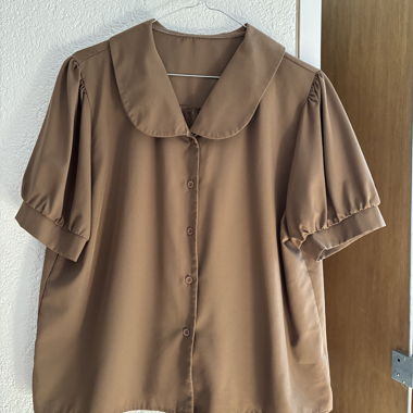 Blusa marrone con maniche corte a sbuffo