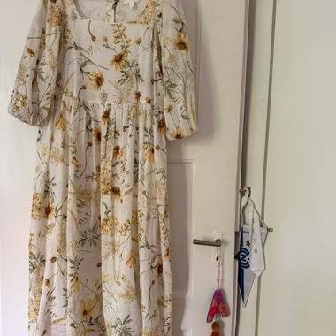Blumenkleid mit Puffärmeln