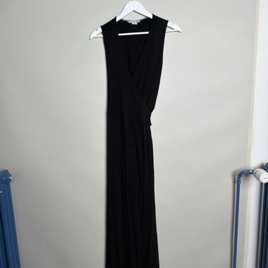 Schwarzes ärmelloses Maxi-Kleid