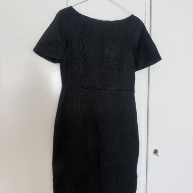 Eleganter, schwarzer Kleid für jede Jahreszeit