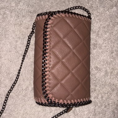 Sac rose avec chaîne noire