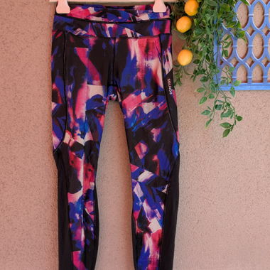 Patterned, feminine sport leggings with pocket.