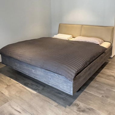 Bett und Lattenrost 180x200