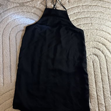 Schwarzes Kleid mit gekreuztem Rücken