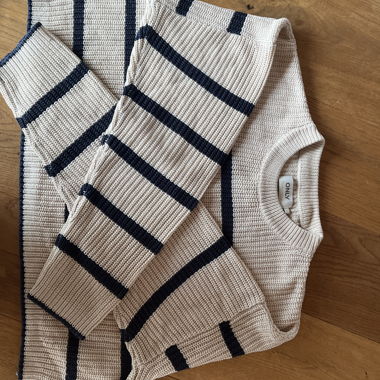 Gestreifter Strickpullover