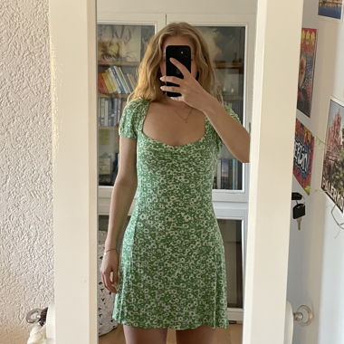 Bershka Blumenmuster Kleid