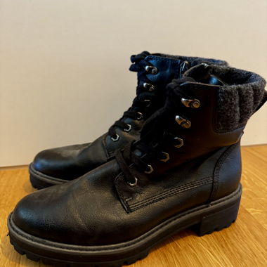 Schwarze Schnuerboots Gr. 39