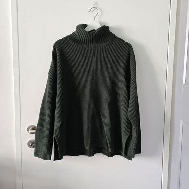 Grüner Strickpulover 