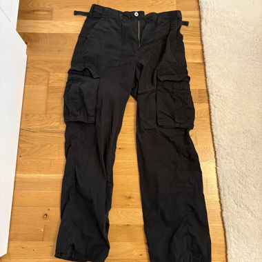 Schwarze Cargo-Hose