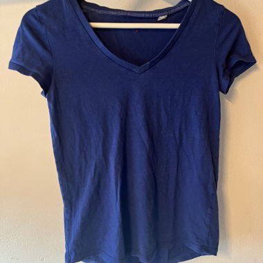 T-shirt bleu à col en V