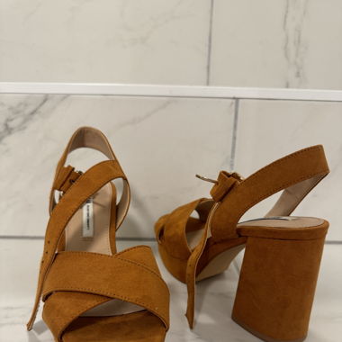 Braune Sandalen mit Keilabsatz