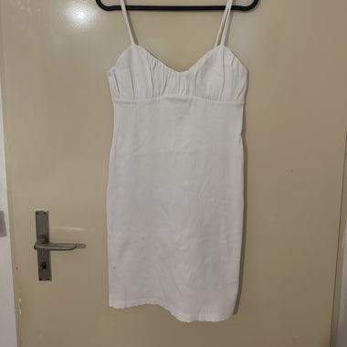 Weisses figurbetontes Kleid