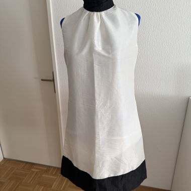 Robe sans manches noir et blanc col montant