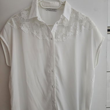 Weisse Bluse mit Spitze von mint & berry