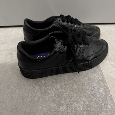 Baskets adidas noires vernies taille 39