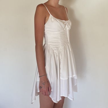 Abito bianco con spalline sottili