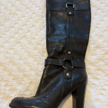 Schwarzer kniehoher Absatzstiefel