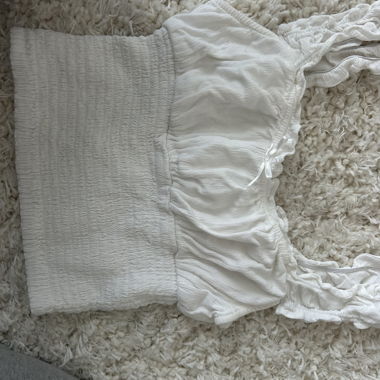 Top bianco con volant