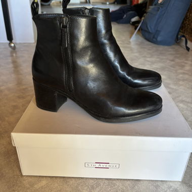 Stivaletti neri 5th Avenue con tacco a blocco