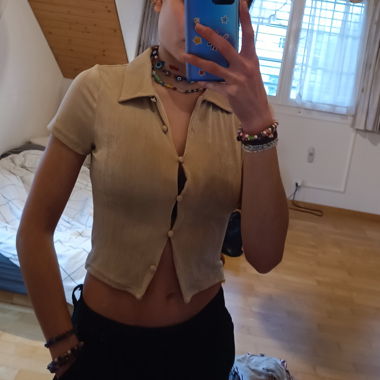 Beige Bluse mit Knopfli (Seidenlook)