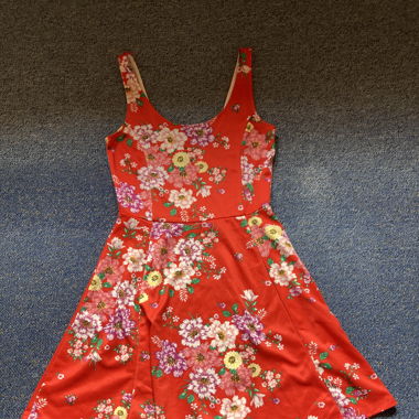 Rotes Blumenkleid