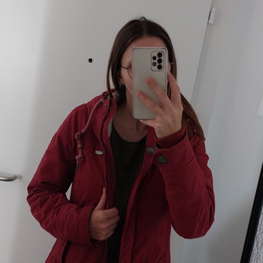 Rote Damenjacke mit Kapuze