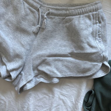 Graue Waffelstrick-Shorts