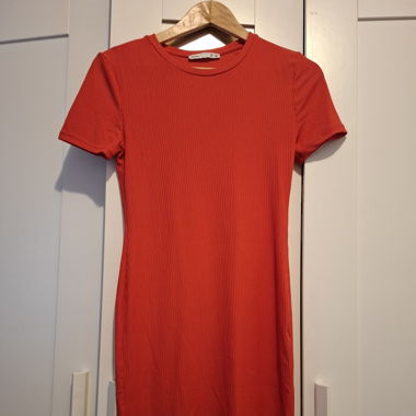 Robe rouge centrée à la taille
