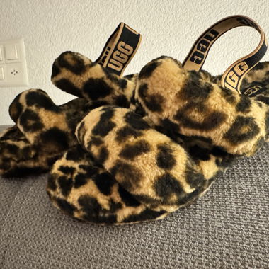 Pantofole UGG pelose leopardate