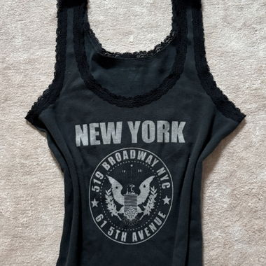Top a canotta nero con grafica Brandy Melville