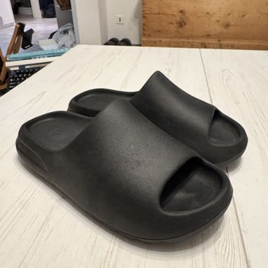 Adidas Yeezy slides size 44