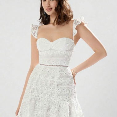 Robe blanche en dentelle