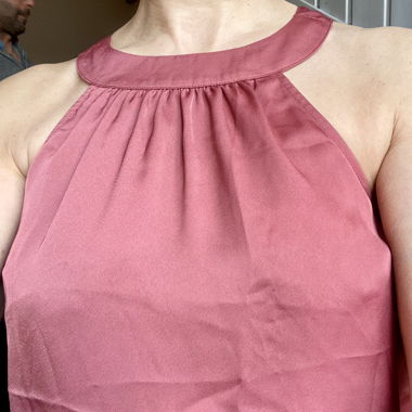 Roséfarbenes Wickel-Top mit Nackenausschnitt