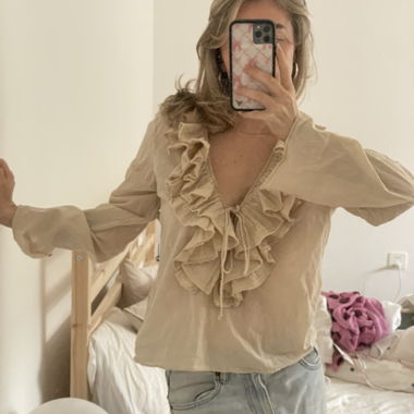 Camicia beige con balze
