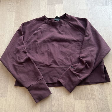 Burgunderfarbener Nike-Pullover mit Rundhalsausschnitt