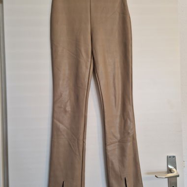 Beige eco-leather trousers with slit