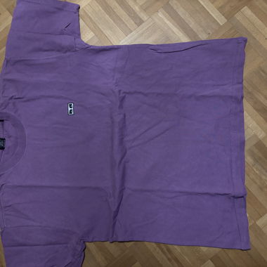 Lila T-Shirt mit Logo