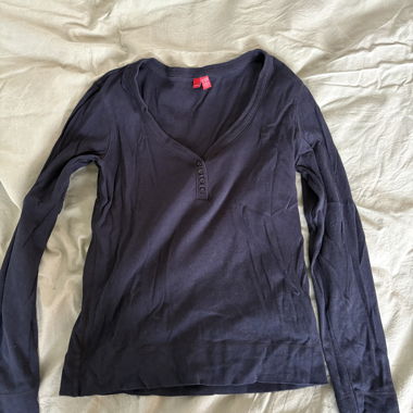 Schwarzes Langarmshirt mit V-Ausschnitt