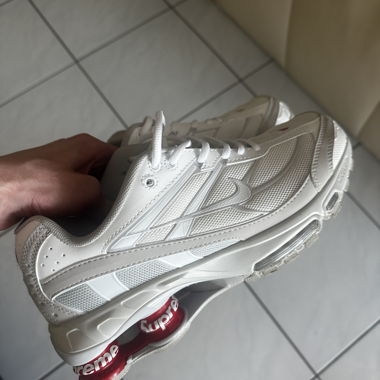 Weisse Nike Supreme Sneakers