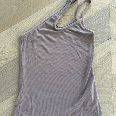 Geripptes One-Shoulder-Top