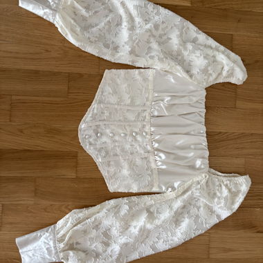 Weisse Satin-Spitzen-Bluse