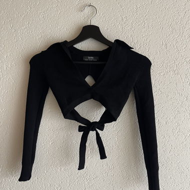 Top nero con cut-out e laccio davanti