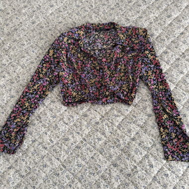 Geblümte Crop-Bluse mit langen Ärmeln