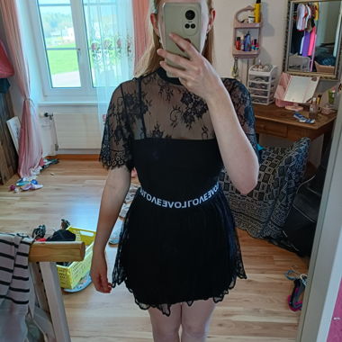 Schwarzes Spitzenkleid