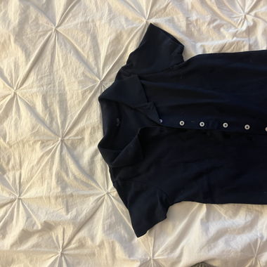 Dunkelblaues Shirt