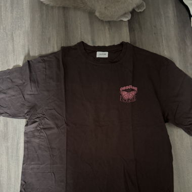 T-shirt brun papillons